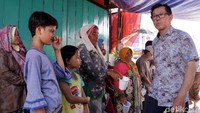 Tidak hanya di depan gerbang, mereka juga berkumpul di jalan menuju klenteng.