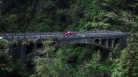 SUV tersebut pun mulai digas oleh Ho-Pin Tung. Dan benar saja, Ho-Pin Tung sukses membawa Range Rover Sport PHEV itu menuju Gerbang Surga. Foto: Land Rover