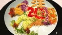 Xin Chinese Restaurant ikut memeriahkan imlek dengan suguhan Salmon Yusheng. Isian yee sang ini kelihatan lengkap banget ya? Foto: Istimewa