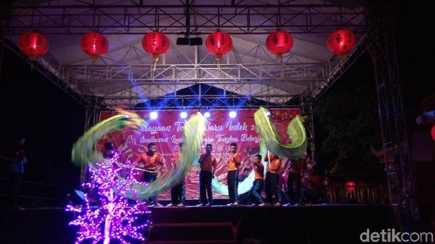 Pesta Kembang Api Akhiri Perayaan Imlek di Kelenteng Hok Tik Bio