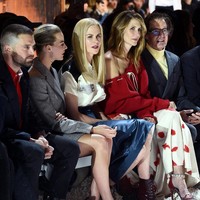 Di barisan depan fashion show Calvin Klein, pemenang Oscar itu duduk bersama aktris Laura Dern dan Margot Robbie. Foto: Getty Images