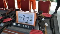 Polisi menangkap 5 pelaku pembunuh orang utan di Kalimantan Timur. Para pelaku menggunakan senapan angin saat membunuh orang utan tersebut.  (Foto: Dok. Istimewa)