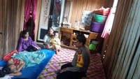 Suasana di dalam rumah Rahma. Perempuan yang terbaring di kasur di lantai adalah ibunya yang lumpuh karena kakinya pernah tertimpa pohon yang tumbang (Foto: Dok. Polres Lubuklinggau)