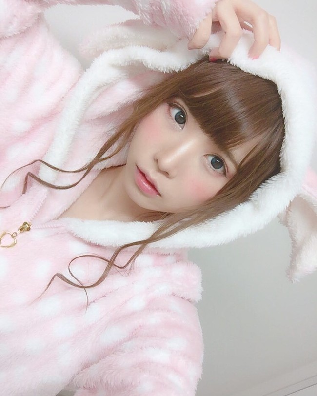 Selayaknya seorang selebriti, setiap kali tampil para fans selalu mengerubungi Enako bahkan membeli merchandise-nya. Punya banyak penggemar juga membantu Enako mengumpulkan hampir empat miliaran rupiah di 2018. Foto: Instagram