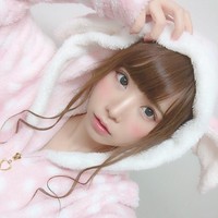 Selayaknya seorang selebriti, setiap kali tampil para fans selalu mengerubungi Enako bahkan membeli merchandise-nya. Punya banyak penggemar juga membantu Enako mengumpulkan hampir empat miliaran rupiah di 2018. Foto: Instagram