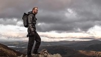 Pugh suka berfoto, berenang, kayaking, hiking, sampai membaca buku dan bermain musik untuk seru-seruan selama traveling. (gwilymcpugh/ Instagram)