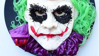 Makanan berbentuk karakter The Joker ini dibuat untuk merayakan 10 tahun kematian sang aktor Heath Ledger. Dibuat dari mash potato, cream cheese, dan kubis ungu. Hasilnya menakjubkan.  Foto: Instagram/ @jacobs_food_diaries
