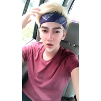 Ini adalah penampilan Amirul usai operasi plastik. Setelah melakukan bedah kosmetik, kulitnya yang dulu sawo matang menjadi putih. Selain itu, rambutnya yang hitam pun dicat menjadi kuning. Foto: Instagram