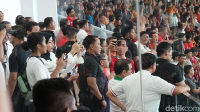 Foto: Pakai Kaos Timnas, Jokowi Tonton Final Piala Presiden 2018