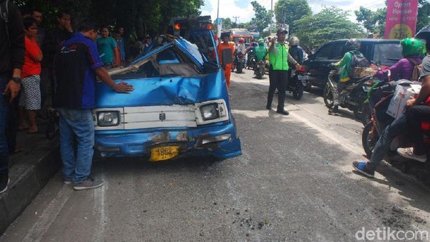  Truk pengangkut semen atau dikenal truk molen menabrak angkot di Jl KH Abdullah Bin Nuh , Kota Bogor.