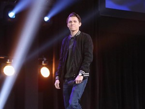 Beri Ide Ada Adegan Intim di Spider-Man, Tom Holland Ditolak Marvel