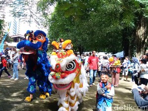 Serunya Aksi Barongsai di Kebun Binatang Bandung