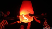 Sedikitnya 450 Lampion dilepaskan dalam rangka memeriahkan Tahun Baru China 2569 Kong Zi Li.