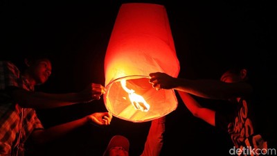 Ratusan Lampion Manjakan Pengunjung Ancol