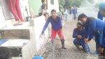 Suasana Saat Bronjong Dipasang di Lokasi Jalanan Retak Kp Berlan