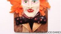 Karakter The Mad Hatter dari film Alice Through The Looking Glass ini, terlihat sangat mirip dengan aktor Jhonny Deep yang memerankannya, ya!  Foto: Instagram/ @jacobs_food_diaries