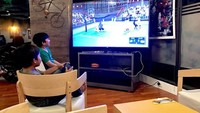 Selain makan dan berfoto dengan beragam action figure, pengunjung bisa bermain dengan permainan yang disediakan. Ada Play Old, monopoli, Uno staco hingga Virtual Reality! Foto: Venture Capital Cafe