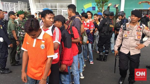 Suporter Persija yang tidak memiliki tiket diamankan petugas keamanan.