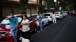 Foto: Warga Mexico Berkumpul di Jalan Usai Gempa 7,2 SR