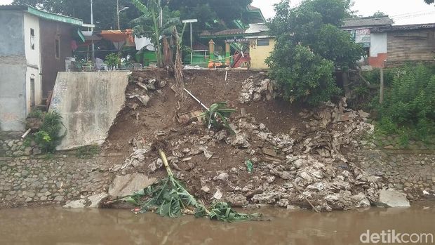 Tembok Belakang Rumah Ambrol Dekat Jalan Retak, Ini Kata Pemilik
