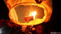 Biasanya kelompok itu terdiri dari anggota keluarga. Hari libur Imlek kali ini terpusat dikawasan pantai Ancol yang cukup dipadati oleh ratusan pengunjung.  