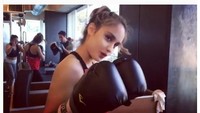 Bahkan, ia juga mengikuti kelas Muay Thai sebanyak dua kali seminggu di Los Angeles. (Foto: Instagram/claurakiehl)