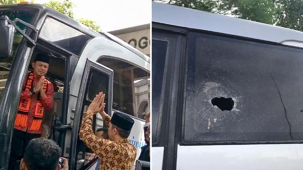 Bima Arya saat hendak turun dari bus untuk berganti armada.