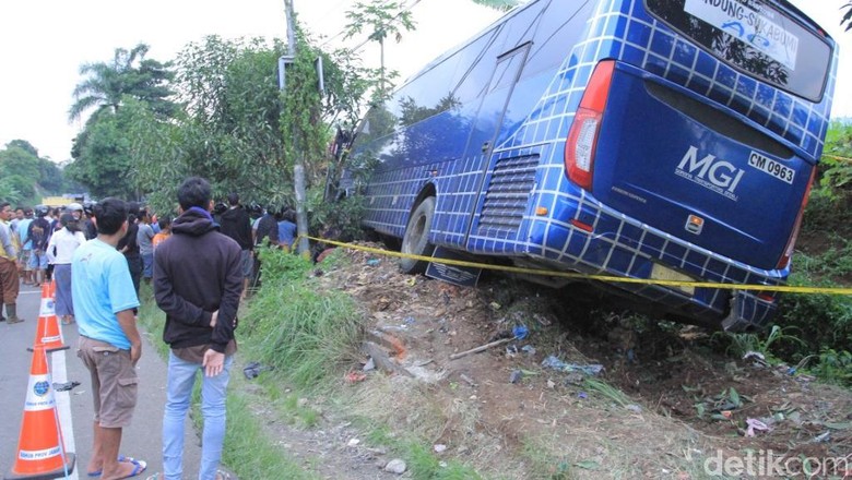 Cerita Detik-detik Bus Hantam Mobil dan Motor di Rajamandala Cerita Detik-detik Bus Hantam Mobil dan Motor di Rajamandala