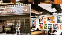 Sepertinya, pemilik kafe ini pecinta anime. Selain ada beberapa action figure, di dinding kafenya terdapat gambar beberapa tokoh anime. Seperti gambar Goku dalam anime Dragon Ball,  Sailor Moon hingga Naruto. (Foto:Instagram @masayang)