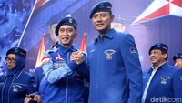 AHY bahkan menjadi pengganti SBY saat pengundian nomor urut partai peserta pemilu 2019 di KPU. Dia datang bersama sang adik yang juga merupakan Ketua Komisi Pemenangan Pemilu Demokrat, Edhie Baskoro (Ibas) Yudhoyono. (Foto: Lamhot Aritonang/detikcom)