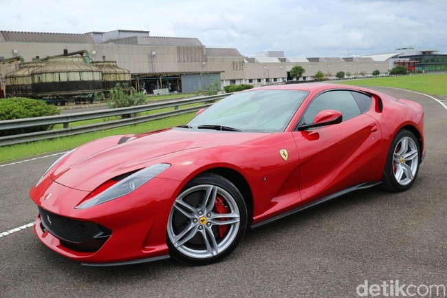 Ngebut dengan Ferrari 812 Superfast di Trek Karawang