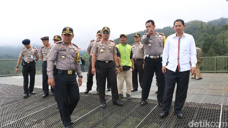 Kapolda Jabar Cek Perbaikan Jalur Puncak Pasca Longsor Kapolda Jabar Cek Perbaikan Jalur Puncak Pasca Longsor