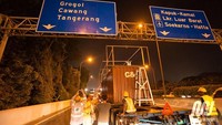 Setidaknya ada tiga hal yang menjadi perhatian dalam proses pengangkutan kereta. Pertama, beberapa papan penunjuk arah di jalan tol yang letaknya lebih rendah dari tinggi kereta. Foto: Dok.MRT