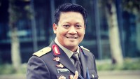 Brigadir Jendral Polisi Khrisna Murti terkenal dengan prestasinya yang segudang, salah satunya saat masih menjabat menjadi Direktur Kriminal Umum Polda Metro Jaya. Ia pun dikenal sebagai sosok yang suka olahraga dan humoris lho. (Foto: Instagram/krishnamurti_91)