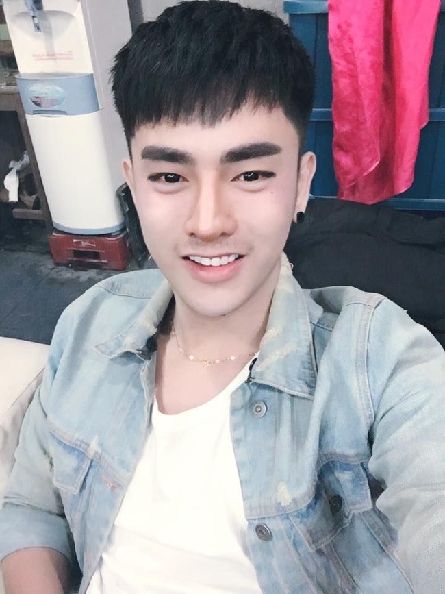 Melansir Koreaboo, setelah melakukan 30 kali prosedur operasi plastik ia pun bahagia jejak-jejak wajah aslinya hilang. Tampak seperti orang yang berbeda, ia pun kini tampil dengan wajah baru dan ingin disebut mirip seperti Minho personil boy band Shinee.  Foto: dok. Koreaboo