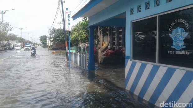 Jalur Pantura Demak Macet Akibat Rob