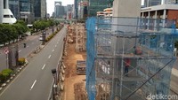 Beberapa pekerja juga terlihat ada yang bekerja mulai dari membangun mengecat beton pondasi, ada pula yang tengah merakit stager untuk memulai mengecor pondasi.