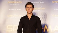 Tom Holland namanya sedang naik daun. Anak muda ini sudah membintnagi beberqapa film terkenal seperti In The Heart of The Sea, The Lost City of Z sampai Spider-Man: Homecoming. Tentu, dia menjadi salah satu Avengers di serial film marvel (Photo by Chung Sung-Jun/Getty Images)