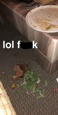 Ups! Chrissy Teigen Makan Lamb Chop yang Sudah Jatuh ke Lantai