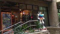 Dari luar, Venture Capital Cafe terlihat seperti kafe pada umumnya. Namun terdapat gundam raksasa yang menarik perhatian di depan kafe. (Foto: Instagram @gunpla_damus)