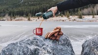 Ada dua barang yang tak pernah ketinggalan saat Dion pergi traveling. Kamera dan termos kopi selalu dibawanya kemanapun ia pergi. Nah kali ini tempat ngopinya sangat seru ya, berlatar pegunungan es. Foto: Instagram @dionwiyoko