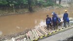 Suasana Saat Bronjong Dipasang di Lokasi Jalanan Retak Kp Berlan