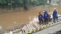 Setelah itu bronjong diletakan di bawah sebagai dinding penahan jalanan yang ambrol. Ada pula petugas yang membentuk bronjong di sisi jalan lainnya.  
