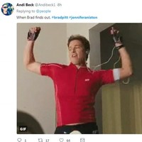 Brad Pitt menari kesenangan setelah tahu Jennifer bercerai. Foto: Twitter