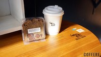 Cafe latte hangat yang bisa dinikmati dengan cake cokelat. Nyam! Foto: Istimewa