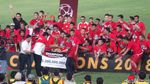 Foto: Semringahnya Anies dan Jokowi di Laga Final Piala Presiden