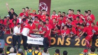 Presiden Jokowi menyerahkan Piala Presiden dan hadiah kepada Persija Jakarta yang keluar sebagai juara. (Foto: Niken Purnamasari/detikcom)