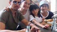Kalau ini kebersamaan mereka saat menghabiskan waktu di hari Minggu. Dengan keterangan Sun-date, keluarga seru ini sedang kencan di sebuah coffee shop. Foto: Instagram @ersamayori