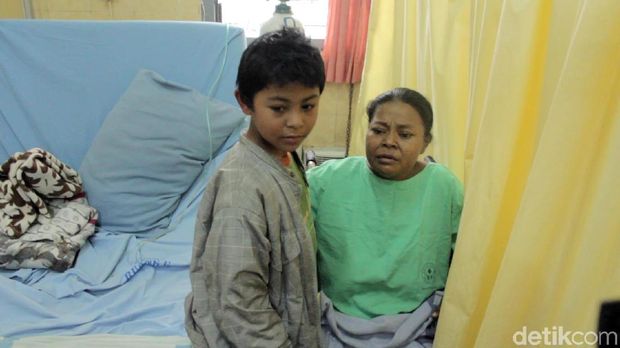 Bocah 10 Tahun di Magelang Ini Sendirian Merawat Ibunya yang Sakit
