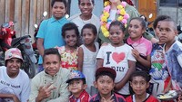 Noken terbuat dari anyaman serat kulit kayu. Biasa digunakan oleh wanita Papua untuk mengangkut barang seperti hasil bumi dan lain-lain (chelseaislan/Instagram)